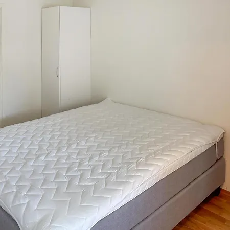 Apartamento 2 Bedroom Beautiful In S *